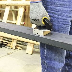 Der Handlastmagnet TMH 50 schützt Hände und Finger beim Transport von heißem oder scharfkantigem Stahl.