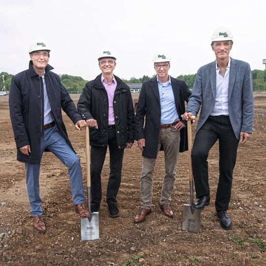 Avnet-Embedded-Mitarbeiter beim Spatenstich (v.l.n.r.): Silvano Geissler, Vice President Design & Manufacturing EMEA; Michael Disch, Director Manufacturing Freiburg; Holger Herbstritt, Director Plant Freiburg; Dr. Dominik Ressing, Vice President Avnet-Embedded-Mitarbeiter beim Spatenstich (v.l.n.r.): Silvano Geissler, Vice President Design & Manufacturing EMEA; Michael Disch, Director Manufacturing Freiburg; Holger Herbstritt, Director Plant Freiburg; Dr. Dominik Ressing, Vice President