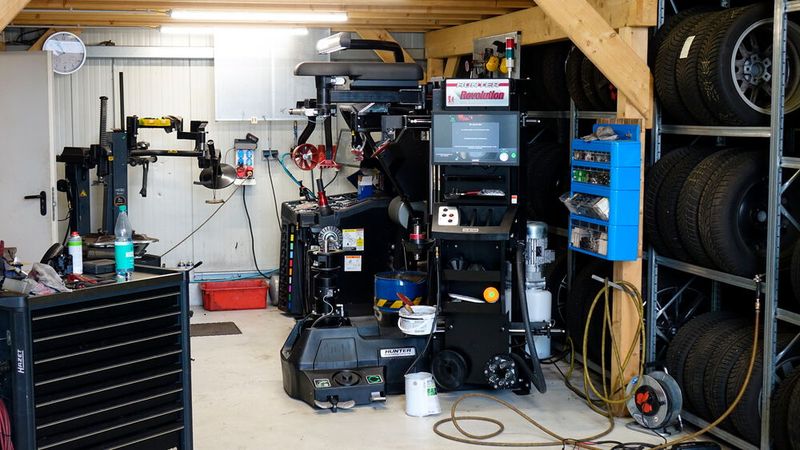 Ein echtes Bekenntnis in Sachen Reifenservice ist die getätigte Investition in die Montier- und Wuchtmaschine von Hunter – hier hat die freie Werkstatt ordentlich Geld in die Hand genommen. Und auch sonst ist die freie Werkstatt aus Norderstedt bestens ausgerüstet und in Sachen Werkstattausrüstung auf dem aktuellsten Stand. Zudem ist sie „Checkpoint“-Betrieb des Kalibrier- und Diagnose-Centerkonzepts von Hella Gutmann. Die Dienstleistungen bietet sie auch anderen freien Werkstätten aus der Region als Dienstleistung an.  (Bild: Schreiner – VCG)