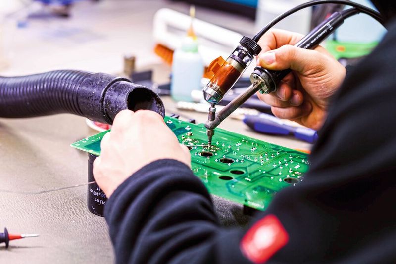 Im europäischen Repair Center in Luxemburg überholen 28 Mitarbeiter jährlich bis zu 16.000 Teile. (Bild: Fanuc Europe)