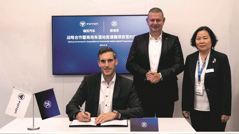 Beim Unterschreiben des Vertrags (v.l.): Christian Feldhaus, Leiter Product Segment Transmissions & Hybrids bei ZF-Commercial Vehicle Solutions, Peter Laier, Mitglied des ZF-Vorstands und verantwortlich für Commercial Vehicle Solutions, Sujie Yu, bei ZF-CVS verantwortlich für die Region Asia Pacific.(Bild:  ZF Friedrichshafen)