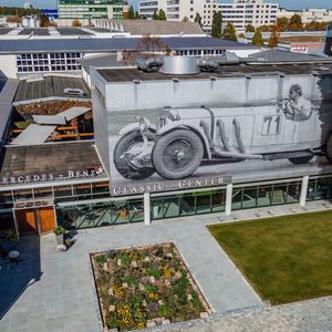 Mercedes-Benz Heritage hat das bestehende Classic Center umfangreich umgebaut, erweitert und um eine zusätzliche Halle ergänzt. Beide Komplexe zusammen haben eine Fläche von 18.000 m2, davon nimmt allein die Werkstatt 10.000 m2 ein. (Bild: Mercedes-Benz Heritage)