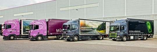 Alternative Lkw-Parade auf dem Logistikhof (v.r.): zwei E-Lkw, ein Lkw mit Biogas-Antrieb sowie ein Lkw mit synthetischem Kraftstoff (re-Fuels) fahren Material und ganze Neufahrzeuge für Porsche.(Bild:  www.eberl.photo)