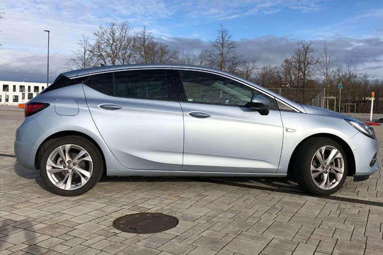 Das reicht aus, um den 4,30 m langen Astra innerhalb von 9,9 Sekunden auf 100 zu beschleunigen. Bei 215 km/h ist Schluss. (Bild: Seyerlein/»kfz-betrieb«)