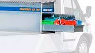 Durch flexibel von der Seite zu öffnende Fächer kann der Komfort einer Transportbox erhöht werden. (Bild: Logicline)