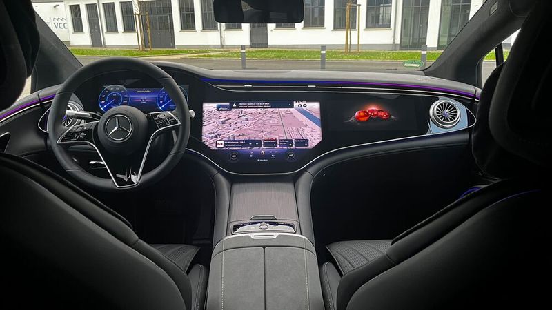 4. Der Innenraum: ... ist geräumig, aber aufgeräumt. Die Farben sind dezent gehalten. In der Mitte befindet sich klassischerweise die T-förmige, breite Mittelkonsole, die fließend in die Displays übergeht. Davon gibt es vorne drei (bzw. vier, wenn man das Head-Up-Display mitzählt). (Bild: Simon – VCG)