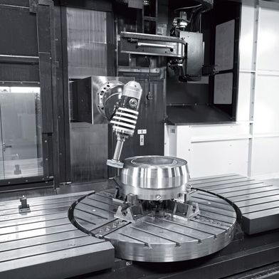 Ein Merkmal der Soraluce Multitask Bettfräsmaschine der Baureihe TRM ist der stufenlos schwenkbare Fräskopf in T-Bauweise mit 37 Kilowatt Antrieb und einem Drehzahlbereich bis 6.000 Umdrehungen pro Minute.  (Bild: Bimatec Soraluce)