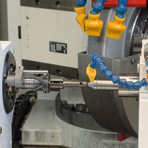 Der schwenkbare Schleifspindelstock mit zwei separaten Schleifspindeln zum geraden und schrägen Einstechen sorgt für kurze Nebenzeiten und eine weitgehende Komplettbearbeitung der Motor- und Getriebewellen. (Bild:  Fritz Studer AG)