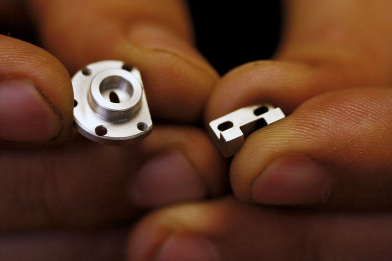 Nicht nur faustgrosse Werkstücke werden bei der Waser AG gefertigt, wie hier im Bild ersichtlich. Auch solche eher kleinen Werkstücke werden effizient in CAM programmiert und anschliessend perfekt zerspant. (Bild: M. Böhm)
