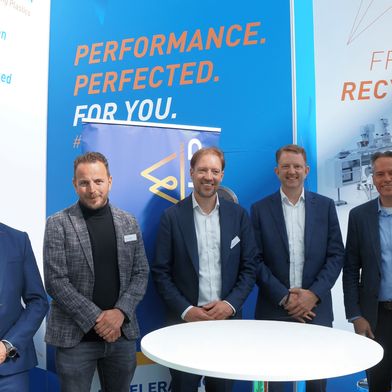 Treiben gemeinsam die Zukunft des chemischen Recyclings voran: 
Die Teams von Blue Alp und Krauss Maffei Extrusion mit Jan Bruys, Albert Boogert, Valentijn de Neve, Ralf Benack, Mathijs Meijs und Jörg Hasse (v.l.)
 (Bild: Krauss Maffei / Blue Alp )