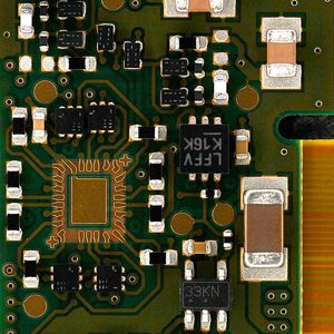 Part of the complex integrated circuit with high packing density: The PCBA manufactured by Microdul for the EASEE system has SMD components, small and large ball grid arrays and a bare die.(Image: Microdul)