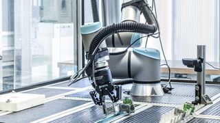 Gemeinsam testeten Wago und das Fraunhofer IPA in einem Forschungsprojekt, inwieweit sich Standard-Roboterhardware auch für das Aufrasten von Reihenklemmen eignet.  (Bild: Fraunhofer IPA/Foto: Rainer Bez.)