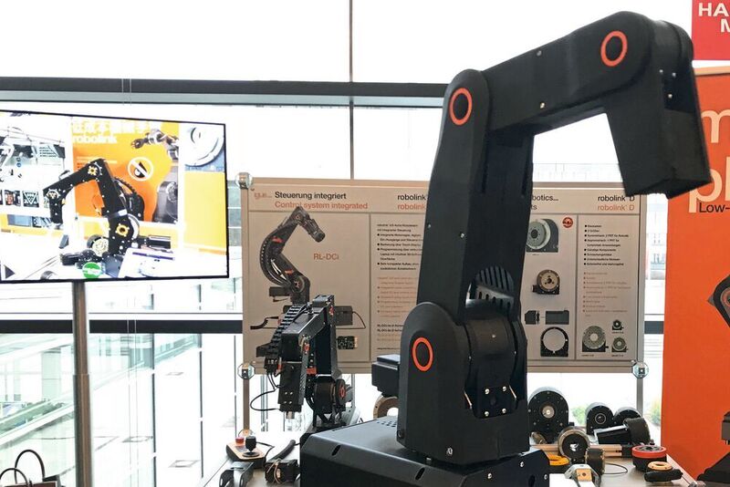 Igus baut den Geschäftsbereich Low-cost-Robotics weiter aus und präsentiert zu Hannover Messe einen neuen Gelenkarm. Darüber hinaus kündigt das Untenrnehmen das Modell eines virtuellen Marktplatzes an.  (U. Drescher/konstruktionspraxis)