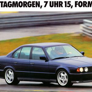 Schnelle Grüße nach Modena und Maranello – Der BMW M5 (E34) beschleunigte ab 1988 mit der Vehemenz eines Supercars. Nach der Einführung der neuen Modellreihe im Januar folgte die erste M5-Ausführung im August. Diese Ausführung war nur als Limousine lieferbar und mit einem 3,6-Liter-Reihensechszylinder-Motor bestückt, der 232 kW (315 PS) leistete. Im Frühjahr 1992 wurde der M5 überarbeitet. Sein Motor hatte nun einen auf 3,8 Liter vergrößerten Hubraum und leistete 250 kW (340 PS). Von ihm vertigte die M GmbH 11.989 Stück, davon 891 in der der Touring-Variante (Kombi). (Bild:  BMW)