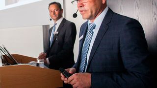 Die beiden Vorstände Jürgen Hillemann (rechts) und Klaus Erdrich eröffneten die Veranstaltung mit einem Vortrag zum Thema „Industrie 4.0 und der Weg zum digitalen Unternehmen - Chancen für den Mittelstand“. (BCT Technology)