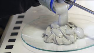 In der Paste lässt sich elementarer Wasserstoff binden. (Bild: IFAM)