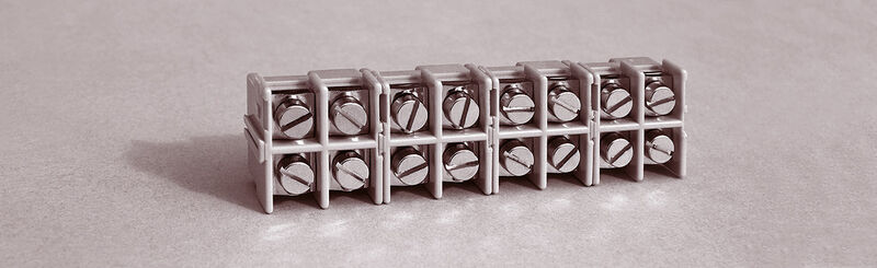 Bild 14: Zweipolige Anschlussklemme mit selbstabhebenden Klemmplatten mit Wippeffekt. (Bild: R&M)