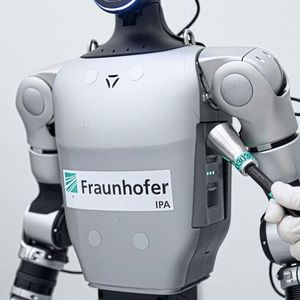 Mit einem Messrohr wird die Partikelemission in einer Reinraumumgebung ermittelt.(Bild:  Fraunhofer IPA/ Rainer Bez)