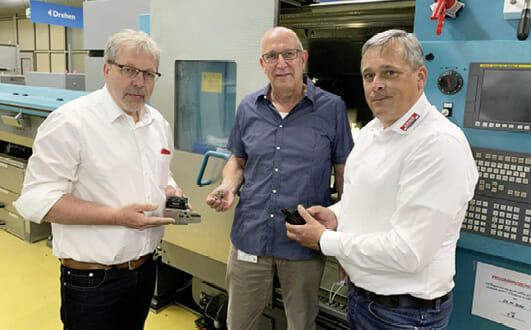 („Gemeinsam haben wir konkrete Pläne für die Bearbeitung des Kathodenkopfes ausgearbeitet“, berichtet Jan Weidel von Arno (rechts). „Der Schneidenverbrauch ist stark gesunken“, bestätigt Thomas Petschke, Philips (Mitte). „Zu den Bearbeitungsplänen erhält Philips von uns auch die passenden Werkzeuge“, ergänzt Klaus-Dieter Krüger von Arno (links). Bild: Arno Werkzeuge)