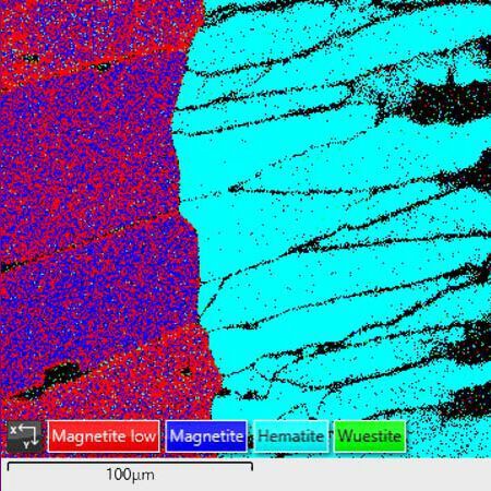 Aufnahme einer Eisenoxidschicht aus dem Rasterelektronenmikroskop: Die EBDS-Messung (Electron backscatter diffraction = Elektronenrückstreubeugung) lässt die Strukturen der Oxidverbindungen in den einzelnen Kristallen erkennen. Die schwarzen Linien zeigen Wege, über die Sauerstoff leichter ins Material diffundieren kann.(Bild:  Universität Duisburg-Essen)