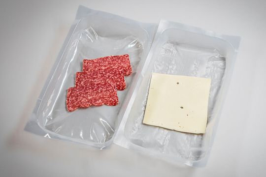 Was man diesem Bild respektive der Verpackungsfolie nicht ansieht, ist, dass sie aus recyceltem Kunststoff besteht, der dazu auch effektiv dekontaminiert werden konnte. Am Fraunhofer ICT hat man damit Forschungen betrieben und auch den Brandschutz im Bahnverkehr verbessern können.(Bild:  Fraunhofer ICT)