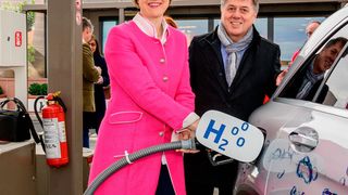 Dr. Anja Weisgerber, Sprecherin für Umwelt- und Klimapolitik der CDU/CSU-Fraktion im Deutschen Bundestag, und Burkhard Reuss, Direktor Kommunikation und Public Affairs der Total Deutschland GmbH, bei der Eröffnung der Wasserstofftankstelle in Biebeldried. (Total/Patrick Reinig Photography)