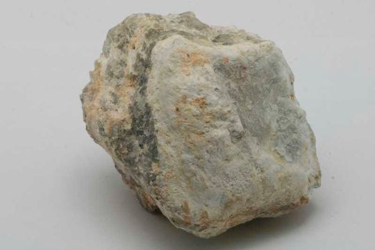 Das ist nur eine von vielen Erscheinungsformen des Minerals Spodumen. Es enthält einen bedeutenden Anteil an Lithium. Thyssenkrupp Materials Trading hat sich nicht umsonst jetzt die Lieferrechte gesichert. Lesen Sie, warum.(Bild:  Mineralquelle)