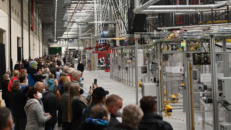 Erstmals lud der Elektroautobauer Fans und Interessierte ein, einen Blick hinter die Kulissen der neuen Gigafactory zu werfen. (Tesla)