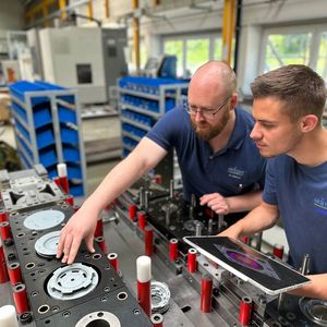 Simulationsergebnisse sind im ganzen Unternehmen durch den kostenlosen Stampack Viewer verfügbar. In der Simulation aufgezeigte Problemzonen können dadurch genau überprüft werden.  (Bild: Aldinger/Stampack)