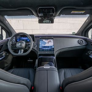 Das Cockpit ist edel eingerichtet.(Bild:  Mercedes-Benz)