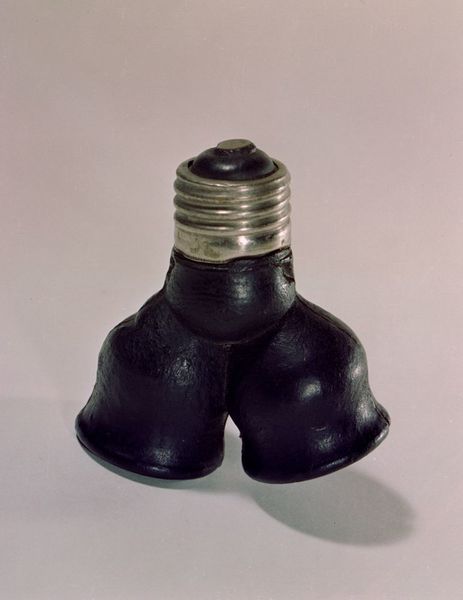 Im gleichen Jahr folgte eine Doppel-Cluster-Buchse, die es ermöglichte, mehrere elektronische Geräte an eine einzige Steckdose anzuschließen. (Panasonic)