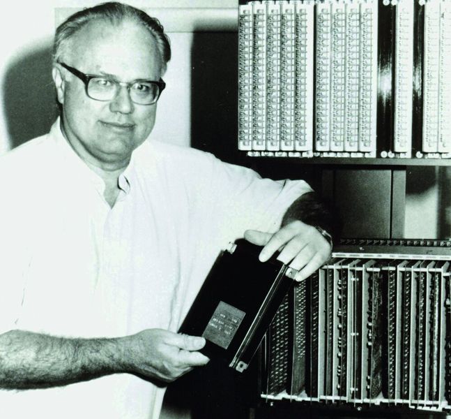 1969 – die Entwicklung der ersten SPS: 1969 gründete der Amerikaner Richard Morley sein Unternehmen Modicon und entwickelte die erste speicherprogrammierbare Steuerung (SPS) mit der Bezeichnung Modicon 084. Etwa 30.000 Mark (15.338 €) kostete 1975 eine SPS für den mittleren Anwendungsbereich. Das entsprechende (notwendige) Programmiergerät war zusätzlich eine Investition von gut 20.000 Mark (10.225 €). Mitte der 80er-Jahre verkaufte sich die speicherprogrammierbare Steuerung bestens, trotz hoher Preise. Denn die SPS substituierte die althergebrachte Relaistechnik und öffnete neue Möglichkeiten der Qualitätsfertigung bei zugleich enormen Rationalisierungsmöglichkeiten. 1985 hatte der SPS-Weltmarkt ein Volumen von rund 40 Mrd. Mark (20,45 Mrd. €). Parallel zur SPS-Marktentwicklung gab es drei wichtige Trends: zunehmend wurde Computerleistung dezentralisiert, Anwender forderten offene Kommunikations  netze für die Fabrik und die Bedeutung der Industrie-Software nahm überproportional zu. (Bild: Modicon/AEG Aktiengesellschaft)