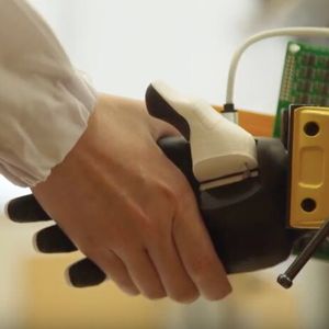 Ein Rekord für eine elektronische Haut: An der National University of Singapore wurde ein Sensorsystem entwickelt, das schneller als der menschliche Tastsinn reagiert.(Bild:  NUS National University of Singapore)