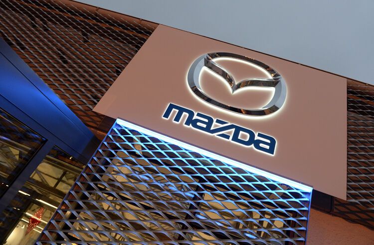 ...sind die Mazda-Autohäuser vor allem abends... (Foto: Gebert)