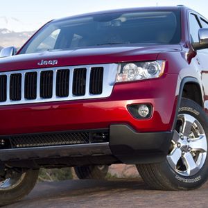 Der Jeep Grand Cherokee bringt mittlerweile leer über 2,3 Tonnen auf die Waage.