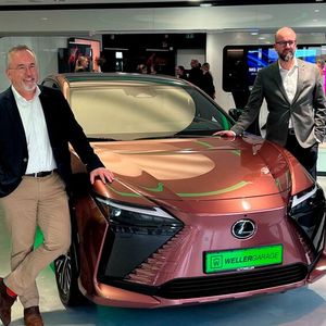 (v.li.) Emma Weller, Storemanagerin der Wellergarage, Werner Söcker und Jörg Hübener, geschäftsführende Direktoren der Wellergruppe, und Burkhard Weller, geschäftsführender Gesellschafter der Wellergruppe.(Bild:  Wellergruppe)