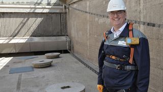 Betriebsleiter Stephan Wenders im trockengelegten Filterbecken des Flusswasserwerks im Chempark Krefeld-Uerdingen. Hier werden sonst täglich rund 120.000 Kubikmeter Wasser durch 1400 Tonnen Kies gefiltert. (Bild: Currenta)