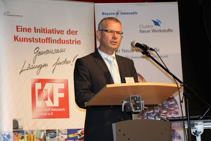 Christoph Ernst von der Kunststoff Helmbrechts AG stellte Möglichkeiten vor, um Oberflächen unter Anwendung unterschiedlicher Technologien nach Wunsch zu fertigen. (Bild: KNF)