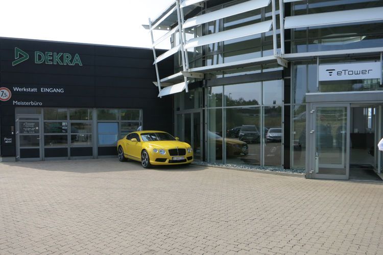 Unter anderem sorgt die Dekra-Prüfstation für ein breites Kunden- und Fahrzeugspektrum. (Bild: Schreiner/»kfz-betrieb«)