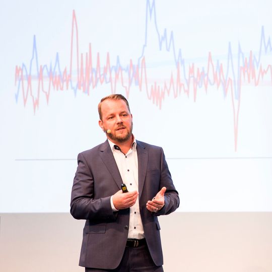 Daniel Fritz, Marketingleiter der AHG-Gruppe, zeigte auf dem Mobile.de Weckruf 2019 auf, wie das Handelsunternehmen seine Onlinepräsenz mithilfe der Analyse von Nutzerdaten umbaute.(Bild:  Daniela Hütter)