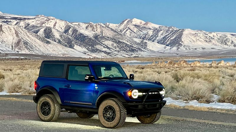 Ford hat den Bronco neu aufgelegt. Anders als im Bild ist das Modell neben dem Highway besser aufgehoben. (SP-X/Benjamin Bessinger)
