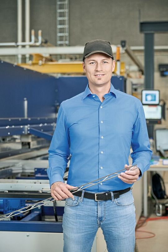 Fabian Strim, Leiter Produktion und AV bei der Forster Profilsysteme AG: «Dank Unicompact kommt jetzt die Ware zur Person – das macht die Arbeit für unsere Beschäftigten sehr viel angenehmer.»(Bild:  Thomas Hary)