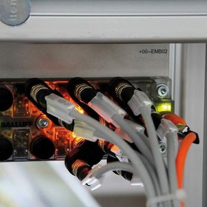 Bild 1: Die Balluff–Sensorhubs sammeln die Signale der schaltenden Sensoren ein und bündeln dabei je nach Variante acht oder 16 Eingänge auf einen IO-Link-Anschluss.