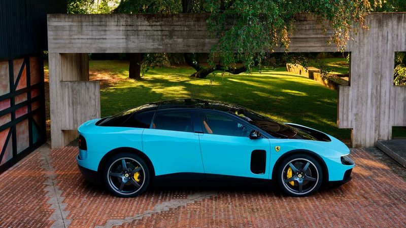 Lichtgestalt oder Design-Crash: Der Ferrari Luce soll den Weg in die elektrische Zukunft der Marke aus Maranello weisen. Der Luce ist das erste vollelektrische Serienfahrzeug der Marke und zugleich ihr erstes Modell mit fünf Sitzplätzen. Die Vorstellung des Luce löste eine außergewöhnlich heftige öffentliche Debatte aus. Die Kritik richtete sich vor allem gegen das Design, das wegen seiner rundlichen Form und der Abkehr vom typischen Ferrari-Erscheinungsbild polarisierte. (Bild: Ferrari)