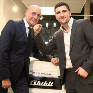 Maserati Managing Director Dirk Kemmer (li.) und Boxweltmeister Marco Huck bei der Eröffnungsfeier des Stuttgarter Pop-up-Stores.