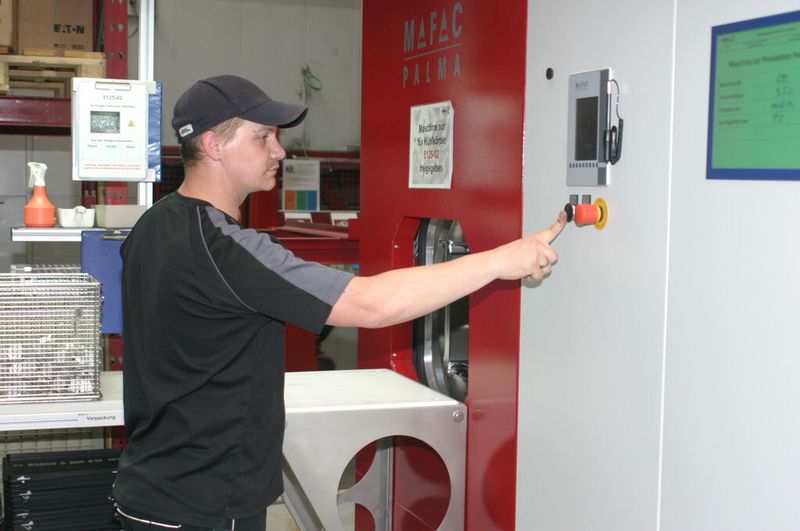 Die bei Alutec installierten Reinigungssysteme von Mafac wurden auf Kundenwunsch in typischem Alutec-Rot lackiert. (Bild: Mafac)