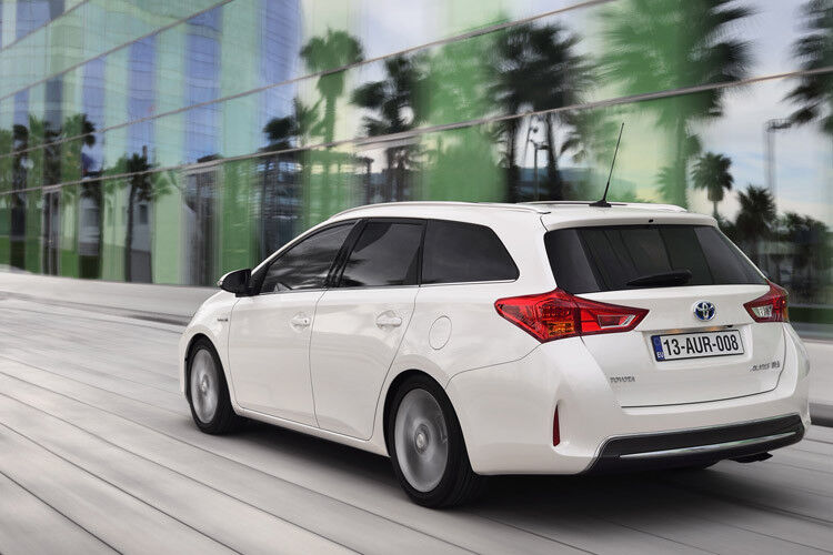 Die Kombi-Variante ist mit allen Motorvarianten der Limousine erhältlich – auch als Vollhybrid. (Foto: Toyota)
