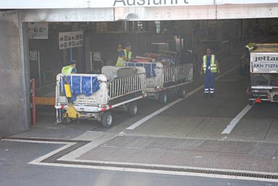 Echte Handarbeit: Fraport-Mitarbeiter hieven die Koffer, Taschen und Rucksäcke auf Collies. Die Packer heben die Gepäckstücke von der Fördertechnik auf die bereitgestellten Fahrzeuge. Von dort geht es zum Flugzeug aus Vorfeld.  (Archiv: Vogel Business Media)