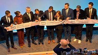 Ein symbolischer Akt zur offiziellen Inbetriebnahme der AWS European Sovereign Cloud: (v.l.) Hester Somson (Botschafterin der Niederlande in Deutschland), Dr. Karsten Wildberger (Bundesminister für Digitales und Staatsmodernisierung), Stéphane Israël (Managing Director AWS European Sovereign Cloud and Digital Sovereignty), Matt Garman (CEO AWS), Madalena Fischer (Botschafterin von Portugal in Deutschland), Daniel Keller (Minister für Wirtschaft, Arbeit, Energie und Klimaschutz von Brandenburg), Claudia Plattner (Präsidentin des BSI) und Stefan Höchbauer (Managing Director AWS Deutschland und Central Europe). (Bild: Vogel IT-Medien)