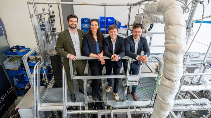Gründerteam von Cyclize an der Pilotanlage in Stuttgart (vlnr): Domnik Novakovic (CFO), Maike Lambart (CEO), Jan Stein (COO), Dr. Stephan Renninger (CTO)(Bild:  Jens Volle / Cyclize)